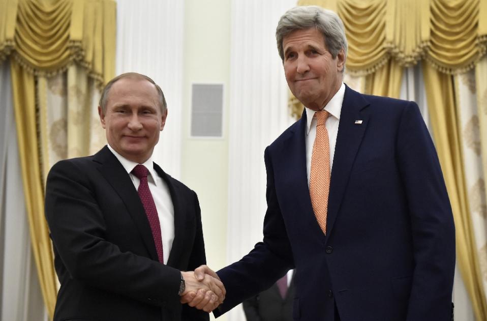 Russian President Vladimir Putin (L) shakes hands with US Secretary of State John Kerry during a meeting at the Kremlin in Moscow, on March 24, 2016 (AFP Photo/Alexander Nemenov) 