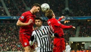 Bayern Munich's Spanish midfielder Xabi Alonso (L), Juventus forward Mirko Vucinic (C) of Montenegro and Bayern Munich's defender Philipp Lahm vie for the ball during the UEFA Champions League, Round of 16, second leg football match FC Bayern Munich v Juventus in Munich, southern Germany on March 16, 2016. / AFP / ODD ANDERSEN (Photo credit should read ODD ANDERSEN/AFP/Getty Images) 
