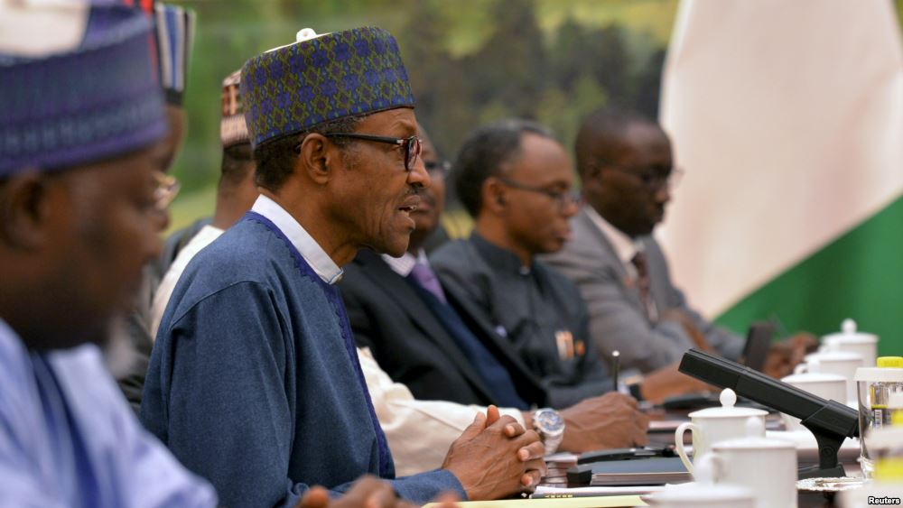 Nigerian President Muhammadu Buhari, second left, talks with Chinese officials during a meeting at the Great Hall of the People in Beijing, April 13, 2016.