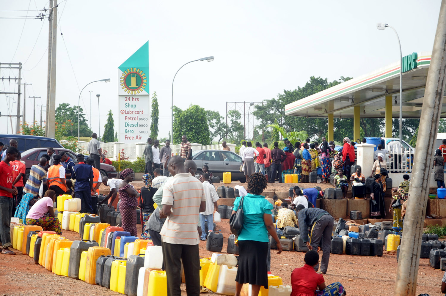 Nigerians have grappled with unending shortage of petrol products across the country.