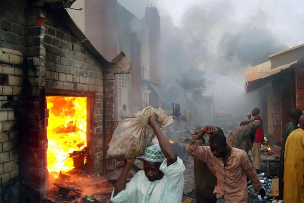 Traders salvage their goods in Sabon-Gari market in Kano, northern Nigeria, after a fire gutted some 400 shops, November 2, 2008. A fire in March has destroyed about $10 billion worth of goods at the market.