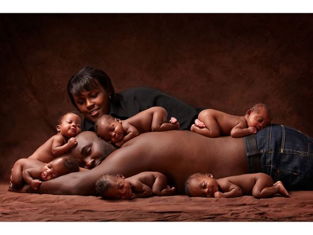 Six years after their iconic family portrait of the babies sleeping on their dad Rozonno went viral, they family recreated the exact same photo, using the same photographer and studio, just in time for their sixth birthday.