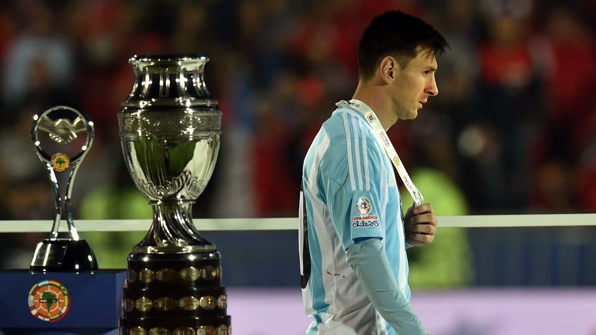 Not satisfied with the defeat in the Copa America final, Lionel Messi refused to receive the award for best player in the competition that Argentina lost in penalties to Chile. According to the newspaper Minute Uno, Messi refused to climb to the podium to receive this award, a decision that led the organization to abdicate to choose a replacement as best player of the tournament held in Chile. Messi had already been elected best player of the 2014 World Cup, competition that Argentina also lost in the final against Germany. 