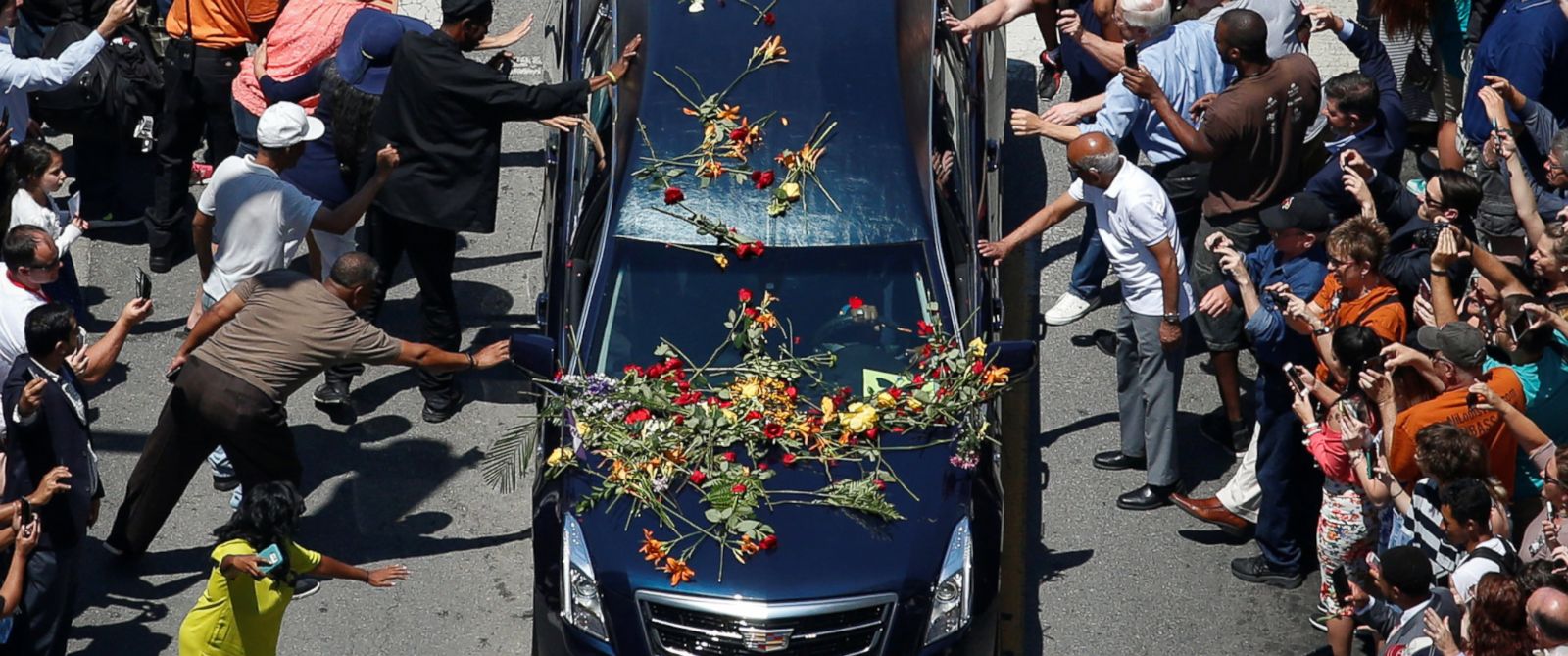 PHOTO: Well-wishers touch the hearse carrying the body of the late boxing champion