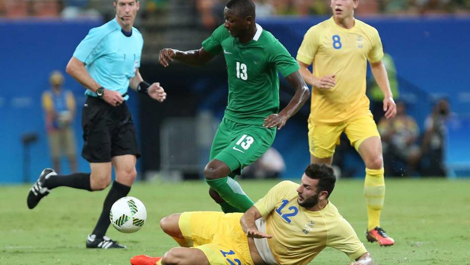 Just a few minutes later Umar put Nigeria in front. Stanley Amuzie sent in a curling cross to Umar who placed his header past Linde. 