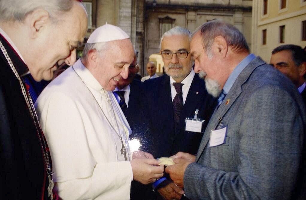 Pope Francis blessing sample of golden rice brought by Prof. Ingo Potrykus